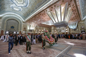دانشجویان خارجیِ فارسی آموز به مقام امام خمینی (ره) ادای احترام کردند